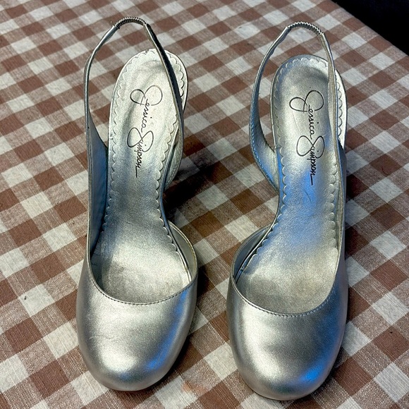 Jessica Simpson Shoes - EUC JESSICA SIMPSON SILVER SLINGBACK HEEL
Size:6